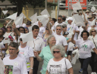 Centenas marcham pela vida e pela paz