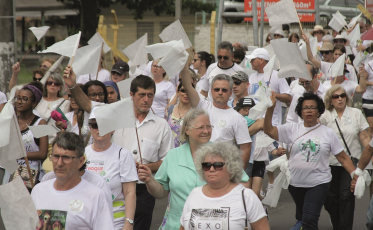 Centenas marcham pela vida e pela paz