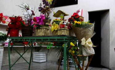 Em meio às flores, a boa memória de dona Iva