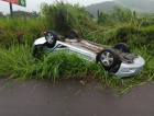 Aquaplanagem causa saída de pista e capotamento de veículo