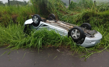 Aquaplanagem causa saída de pista e capotamento de veículo