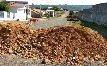 Sem pavimentação, rua segue bloqueada
