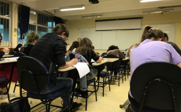 Pré-vestibular de Criciúma realiza aulão gratuito e solidário para a prova da Acafe