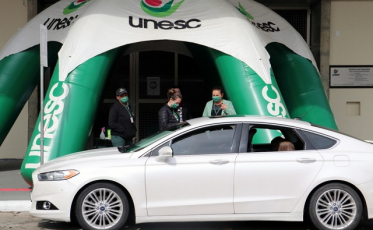 Colégio Unesc realiza entrega de materiais pelo sistema drive thru