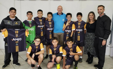 Garotada do Arroio recebe uniforme do Projeto Anjos do Futsal