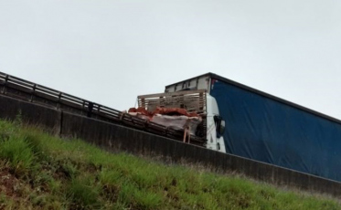 Acidente entre caminhões deixa vítima presa às ferragens na BR-101