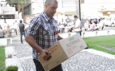 Urnas eletrônicas serão distribuídas neste sábado