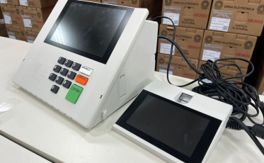 Em nova versão, urnas devem chegar aos locais de votação na tarde deste sábado