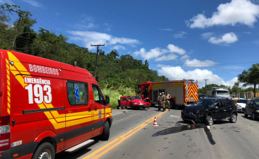 Idoso fica ferido após colisão entre dois automóveis