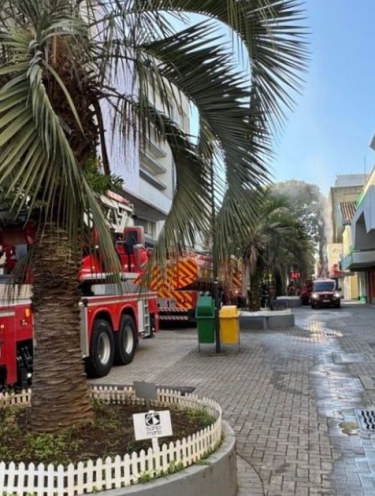 Incêndio na Praça Nereu Ramos deixa rastro de fumaça em Criciúma