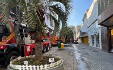 Incêndio na Praça Nereu Ramos deixa rastro de fumaça em Criciúma