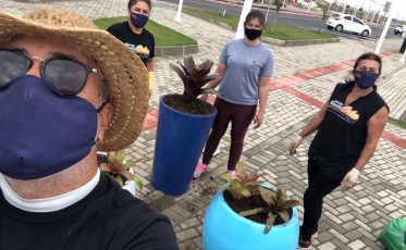 Mesmo com pandemia, voluntários nas ruas embelezando o Rincão