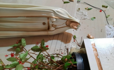 Homem agride profissionais da saúde e vandaliza igreja