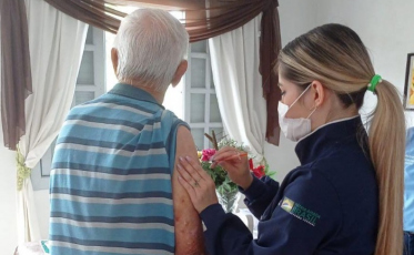 Vacina bivalente contra a Covid-19 é aplicada em Içara