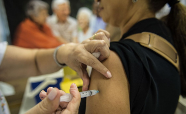 Credibilidade de vacinas é menor entre homens e jovens, diz pesquisa