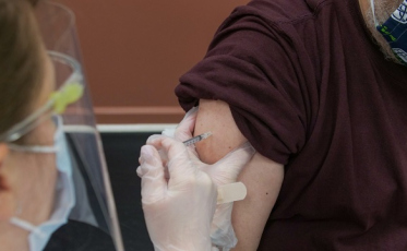 Idosos com mais de 90 anos começam a ser vacinados em Criciúma