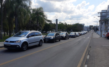 Fila de carros em busca de vacinas (VÍDEO)