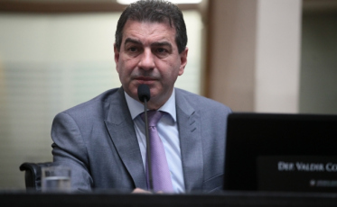 Comissão do segundo impeachment recebe síntese da relatoria