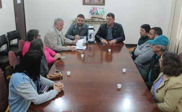 Prefeito assina decreto que regulamenta o “Vale Feira”