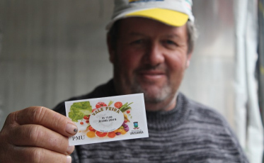 Servidores recebem vale feira da prefeitura em Urussanga