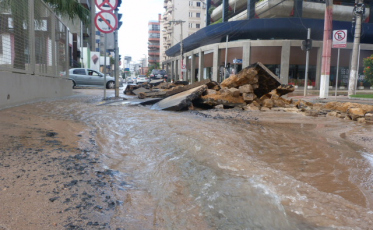 Rompimento de rede causa grande vazamento no Centro (VÍDEO)