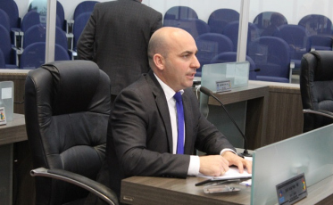 Vereador propõe redução de homenagens na Câmara