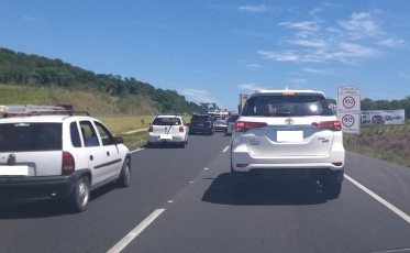 Remoção de carro gera congestionamento na Via Rápida
