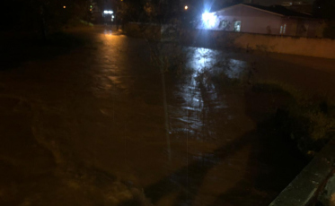 Água subiu, alerta na Vila Francesa (VÍDEO)