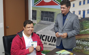 Salvaro recebe visita dos alunos do Instituto Diomício Freitas