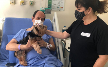 Paciente do HSJosé recebe visita de cachorrinha de estimação