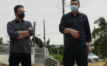 Prefeito e vice: Em campanha, mas nas funções normais