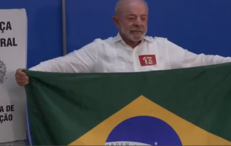 Ao votar em São Bernardo do Campo, Lula destaca trajetória política