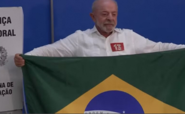 Ao votar em São Bernardo do Campo, Lula destaca trajetória 