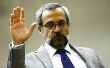 “Se não foi em missão oficial, pode ter sido fuga”, diz senador sobre Weintraub