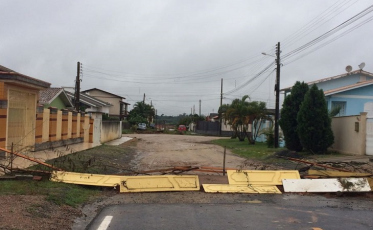 Moradores bloqueiam acesso à Via Rápida