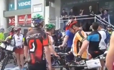 Ciclistas auxiliam Justiça Eleitoral com transporte das mídias