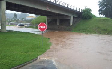 Temporal alaga trevo do Presidente Vargas