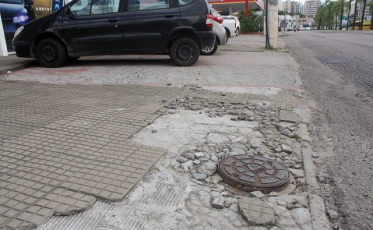 Por determinação do MP, veículos não podem mais estacionar em calçadas
