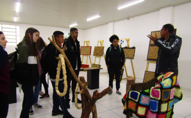 Arte com materiais descartados está em exposição no Jorge Zanatta