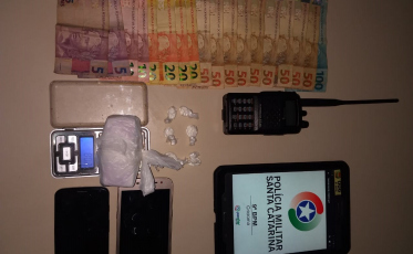 Homem tatuado com a frase 