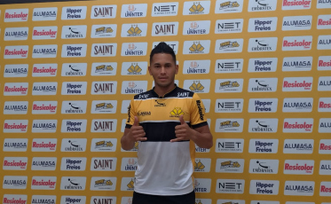 Reis apresentado e com meta de gols