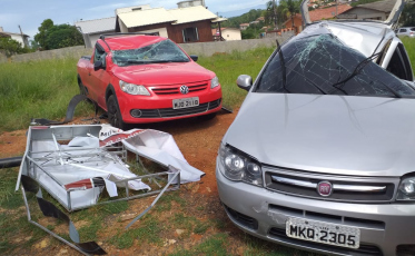 Motorista perde o controle e capota em Içara