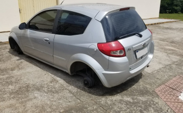 Durante a aula, levaram pneus do carro da professora