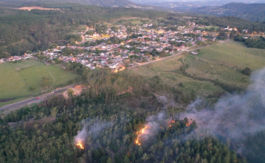 Combate a incêndio em mata de Urussanga continua nesta terça-feira