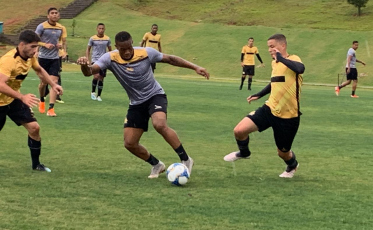 Jovens da base treinam entre os reservas no Tigre