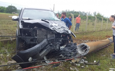 Saída de pista e colisão na rodovia Jorge Lacerda arranca poste de luz