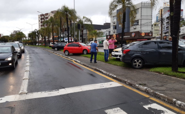 Engavetamento de cinco veículos na Centenário