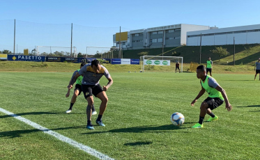 Treino define Andrew na lateral direita para enfrentar o Coxa