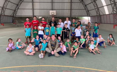 Sexta-feira de brincadeiras na escola Marcílio Dias