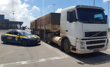 PRF flagra bitrem com irregularidades na BR 101, em Araranguá